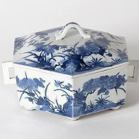 This is an example of the type of container that the porcelain sherd could have belonged to. The triangular shape of the sherd matches the triangular segments on the lid.