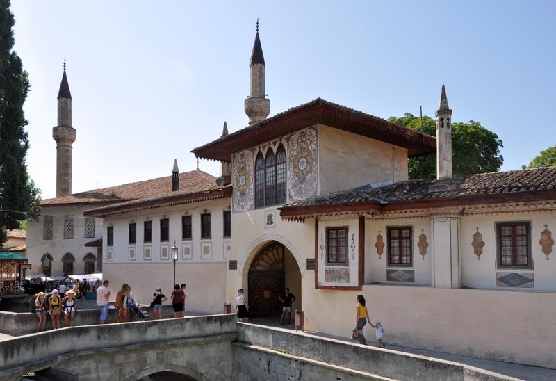 Khan palace main gate in 2011.jpg