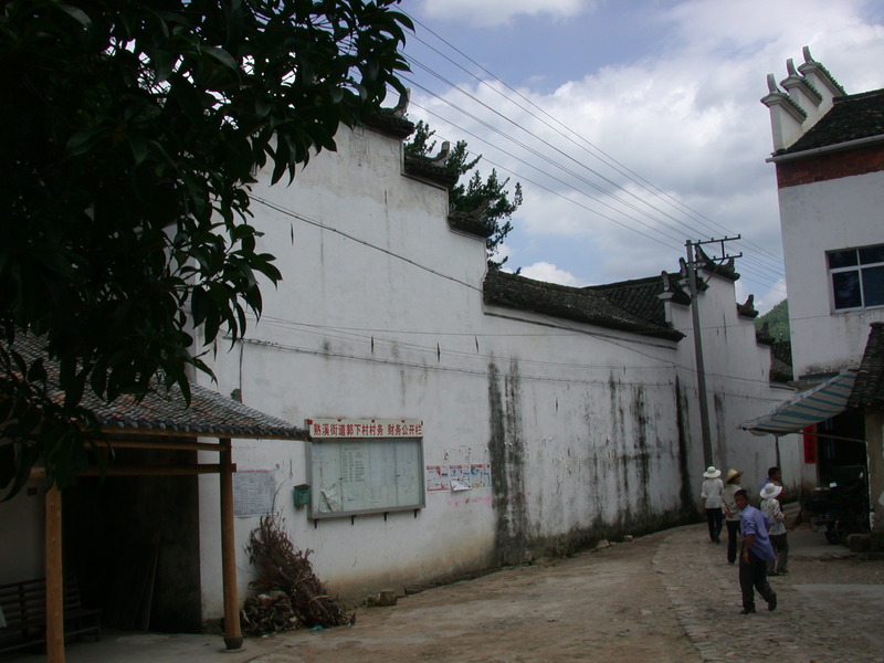 Overview of the right-hand side of the hall