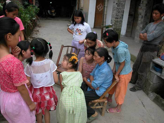 Qiu Yaoxiang and village children