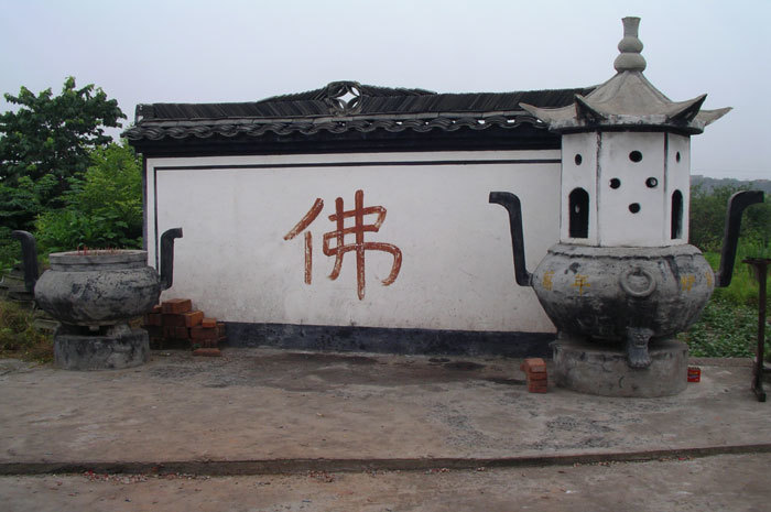 Blocking wall in front of the temple