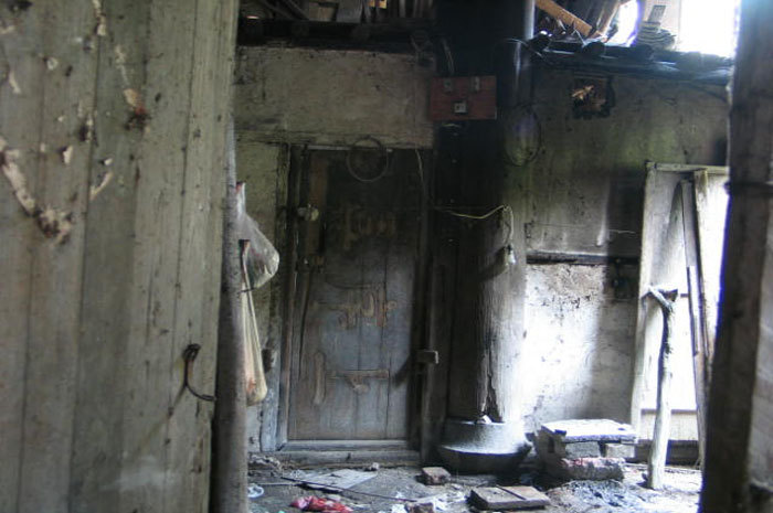 Plaque as door from threshold Plaque as door from threshold