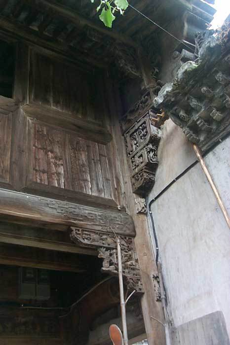 Carved brackets on the right-hand side (1st pillar)