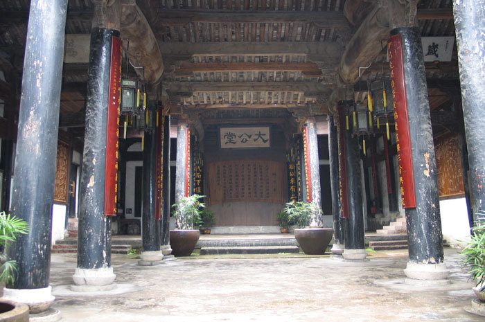Overview of the middle hall Overview of the middle hall