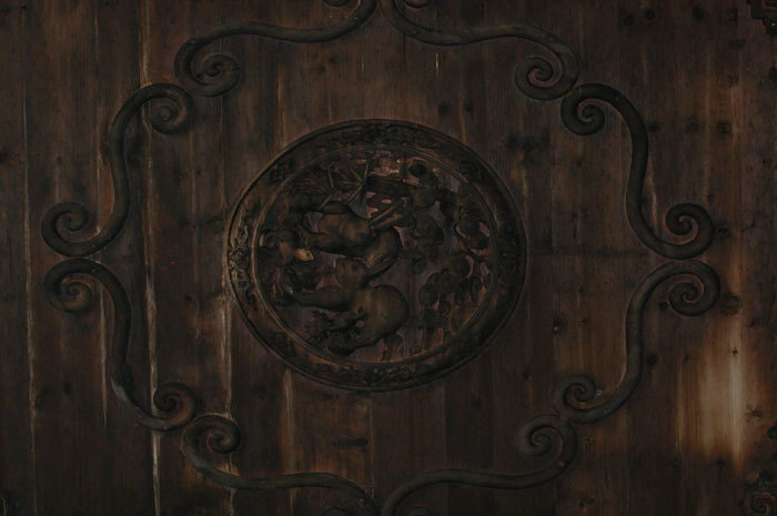 Ceiling between front left columns_rabbit carving Ceiling between front left columns_rabbit carving