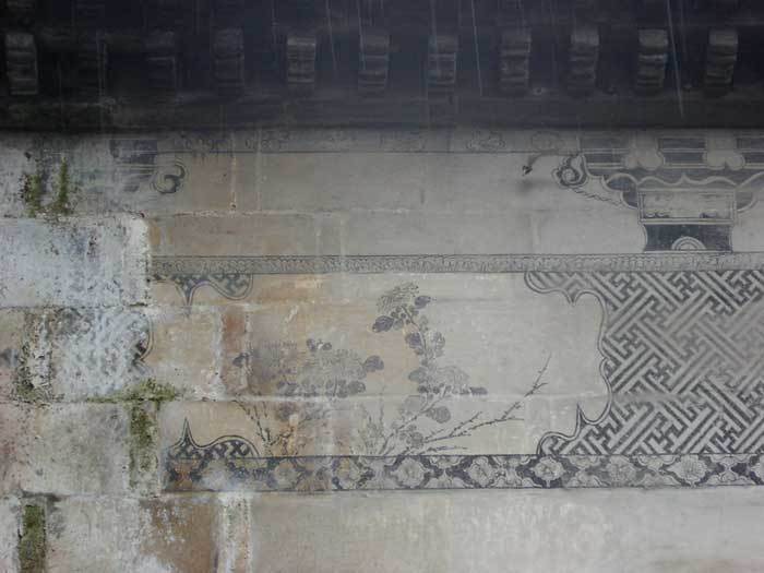 Painting on the middle of the left-hand side of the front gate-chrysanthemum