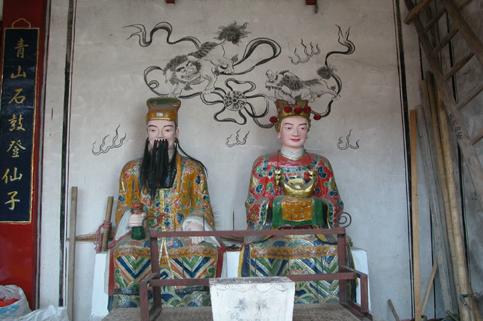 God of Agriculture (left) and God of Wealth (right), left-hand side of the entrance door