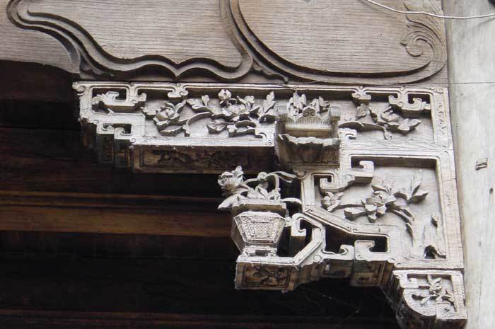 Carved bracket of the 2nd pillar on the left-hand side01