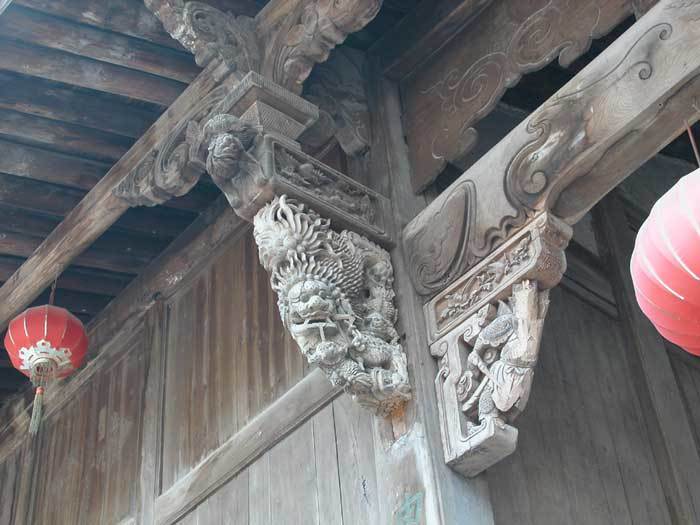 Bracket on the left-hand side of the entrance gate