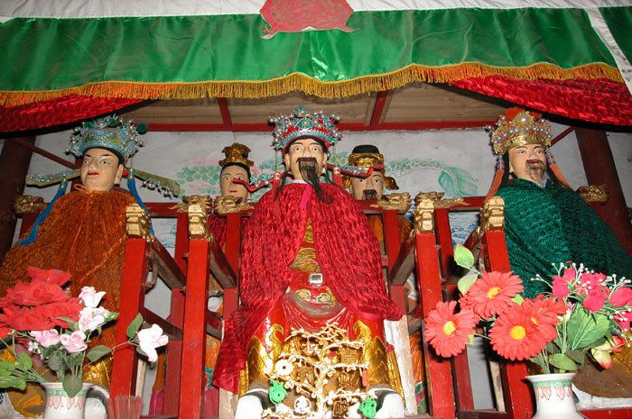 Center.three deities He (center), Yao (right), and Ye (left) Center.three deities He (center), Yao (right), and Ye (left)