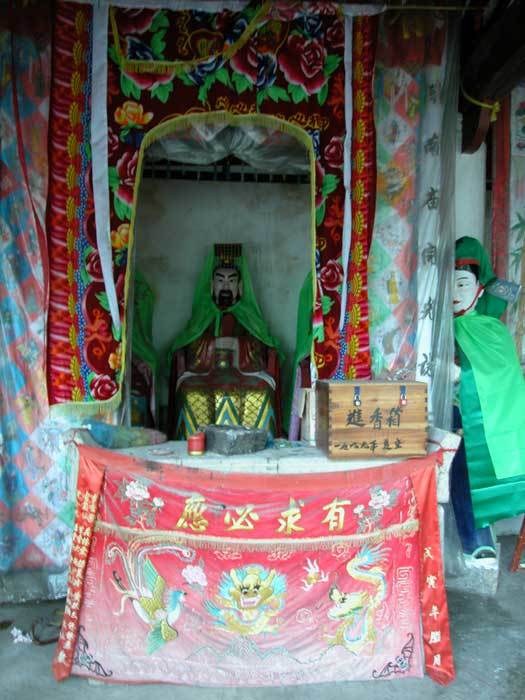 Chenghuang shen (center)