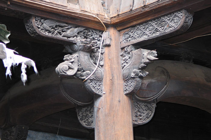 Bracket of the right corner