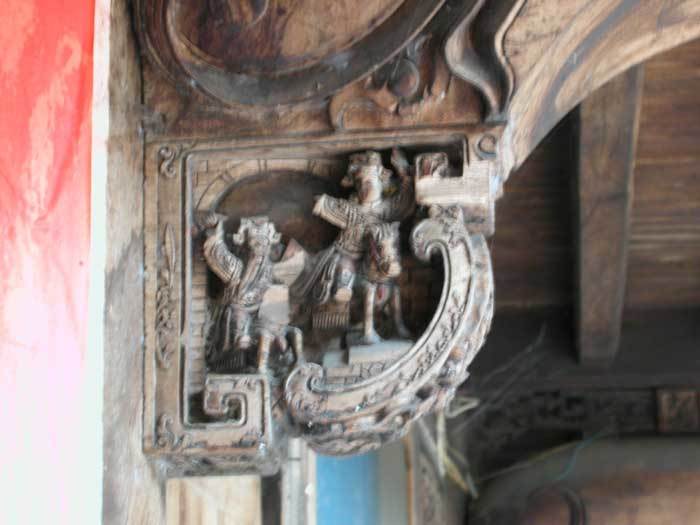 Beam on the northeastern corner.detailed carving of the beam03