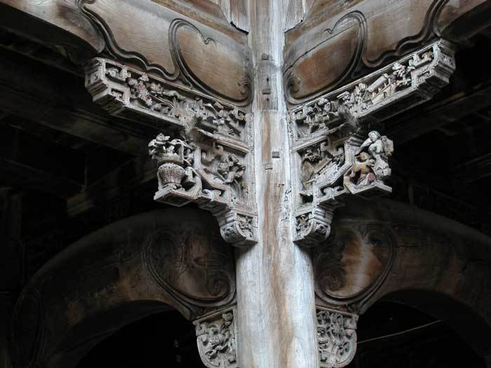 Bracket of the 3rd pillar on the left-hand side