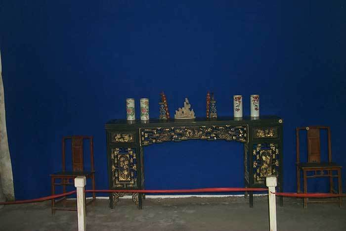Central altar table