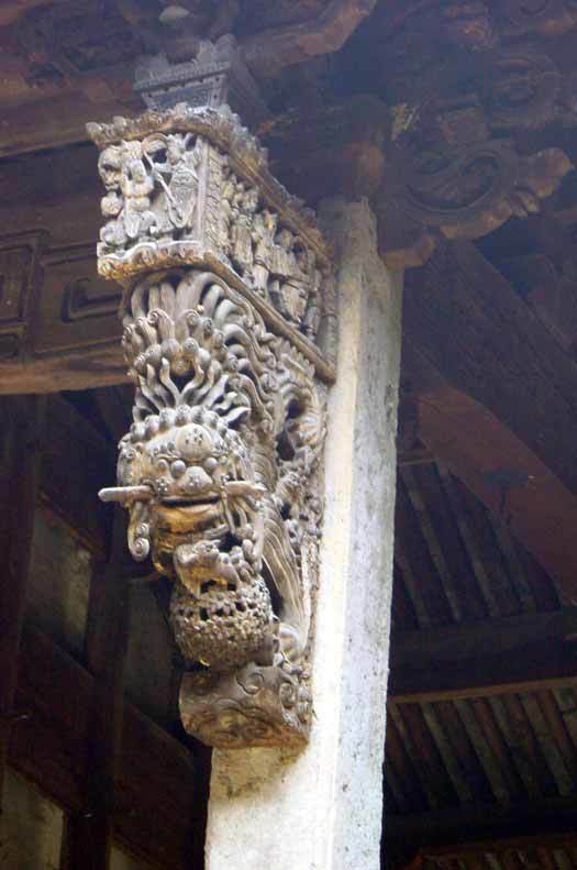 Carved bracket with the pattern of a lion playing with a ball Carved bracket with the pattern of a lion playing with a ball