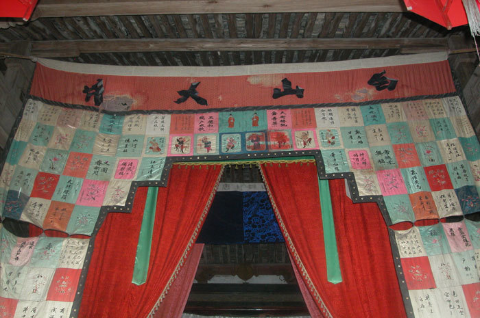 Center. Great Lord of White Mountain and his wives-1