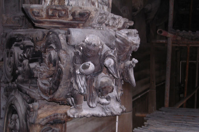 detail of carving on the corner connecting side-wall and front hall