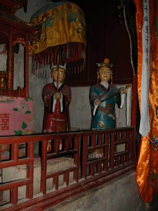 Center of the hall.close-up of the major statue-02