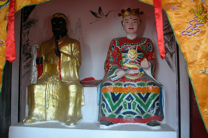 Bodhidharma(left) and deity Gia Lan(right), ritht of the left wall
