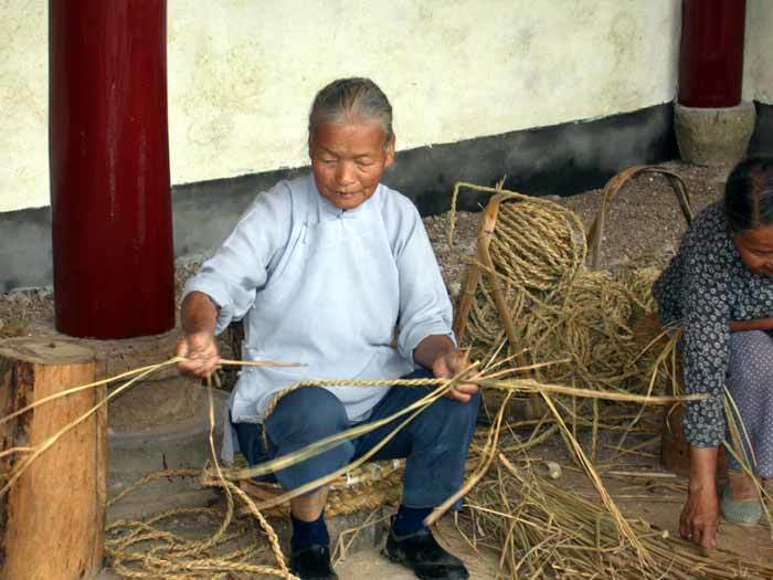 Old ladies volunteer to work on the renovation for the Temple of Lord Yang-Li Xianyuan making the mat Old ladies volunteer to work on the renovation for the Temple of Lord Yang-Li Xianyuan making the mat