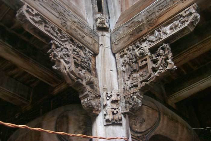 Carved bracket on the right-hand side corner