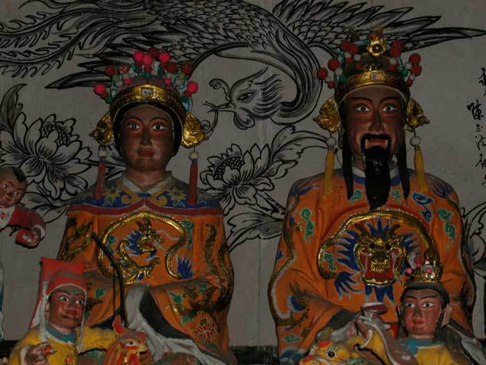 King Wen of Zhou.close-up of the statues of King Wen of Zhou and his wife