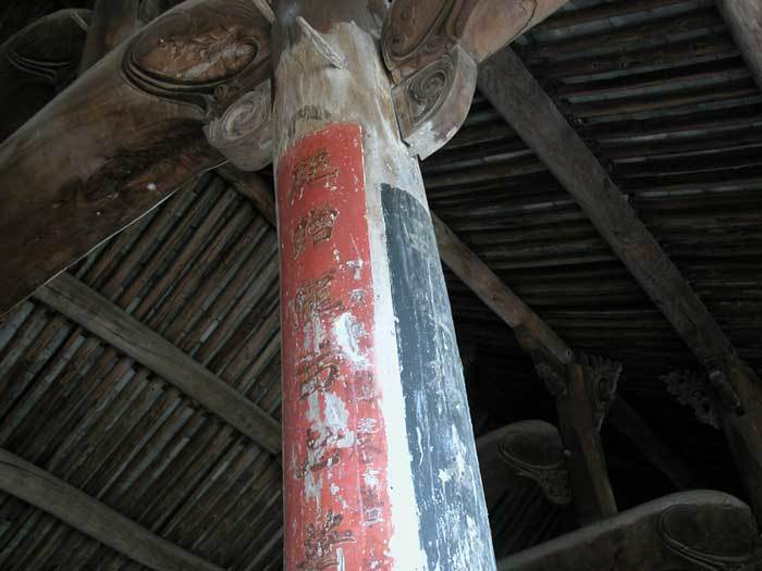 A pillar and its brackets on the right-hand side of the main hall