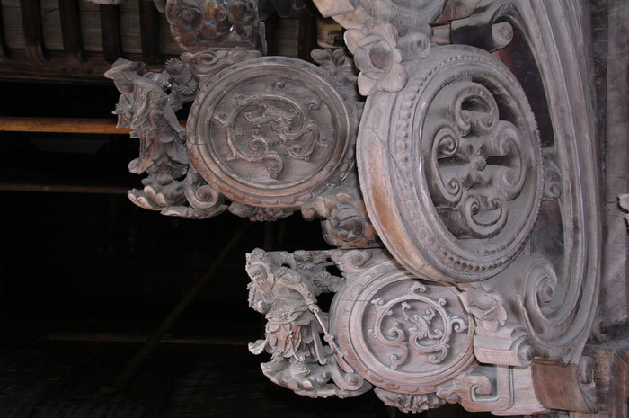 detail of bracket carving between side wall and main hall