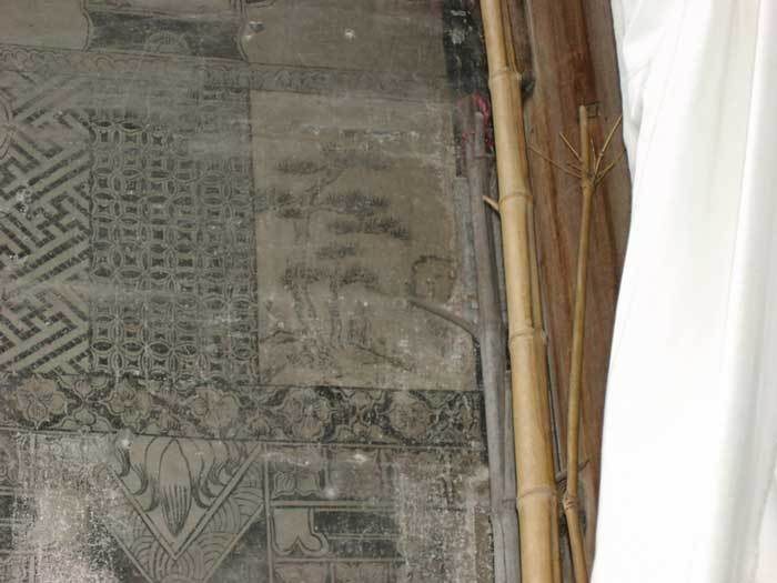 Painting on the right-hand side edge of the front gate-a pine tree