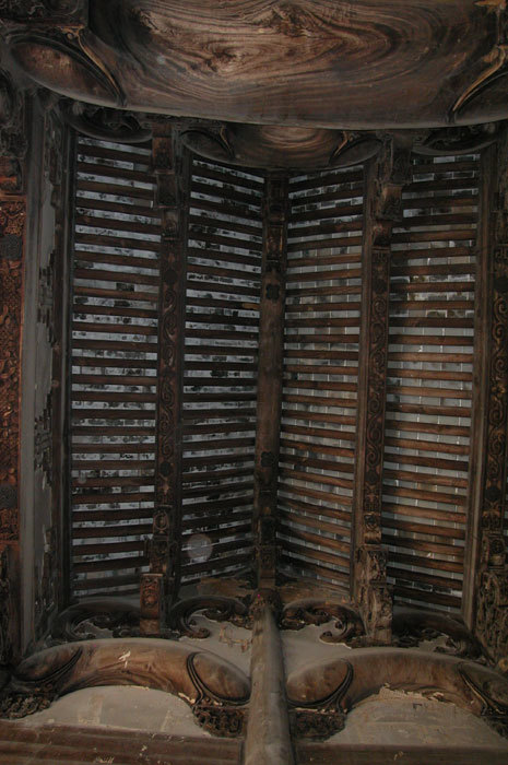 Roof - ridge beam and two beams on each side.