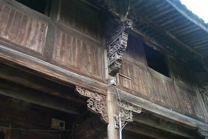 Carved brackets on the right-hand side (2nd pillar)left angle