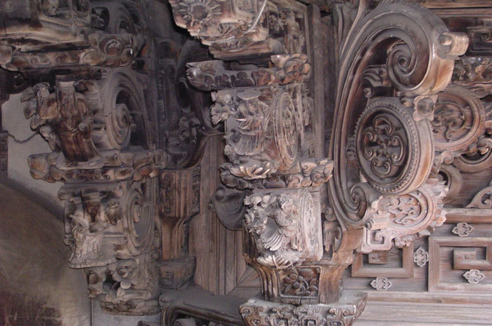 detail of pillar bracket carving, main hall