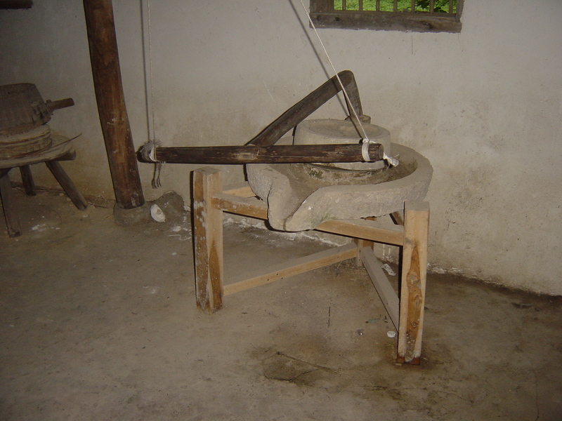 Rice Grinder in the grainery house 2