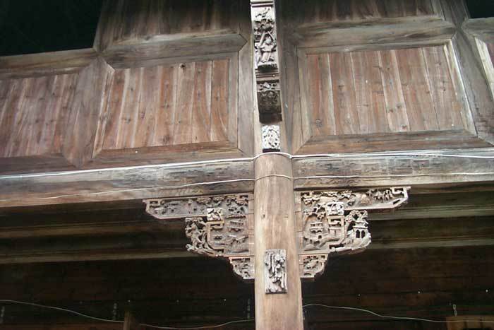 Carved bracket on the right-hand side (3rd pillar)front angle