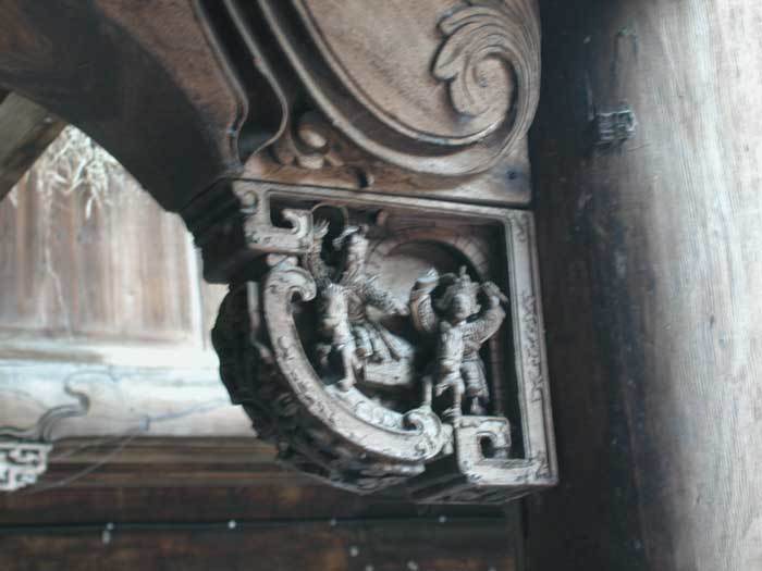 Beam on the northeastern corner.detailed carving of the beam04