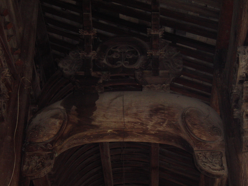 Beam structure on the left side of the hall