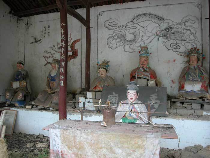 Statue of King Yu. An old plaque `Yuwang Temple` is in front of the statue. On the left-hand side are the statues of Earth God and his wife Earth Goddess.