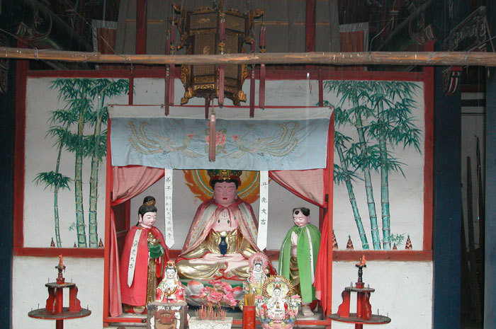 Guanyin with Golden Youth on her right-hand side and Pearly Damsel on the left-hand side