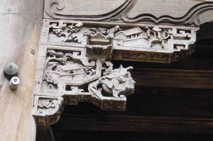 Carved bracket of the 2nd pillar on the left-hand side02