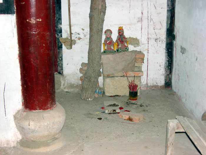 Statue of Earth God and his wife