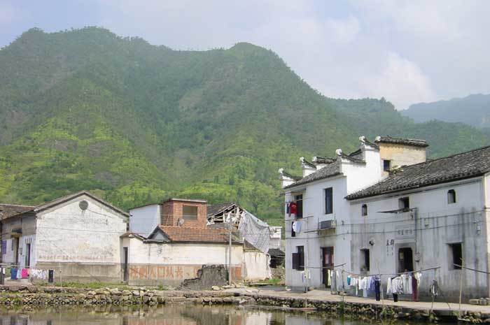 Houses and mountains surrounding Half Moon Reservoir Houses and mountains surrounding Half Moon Reservoir
