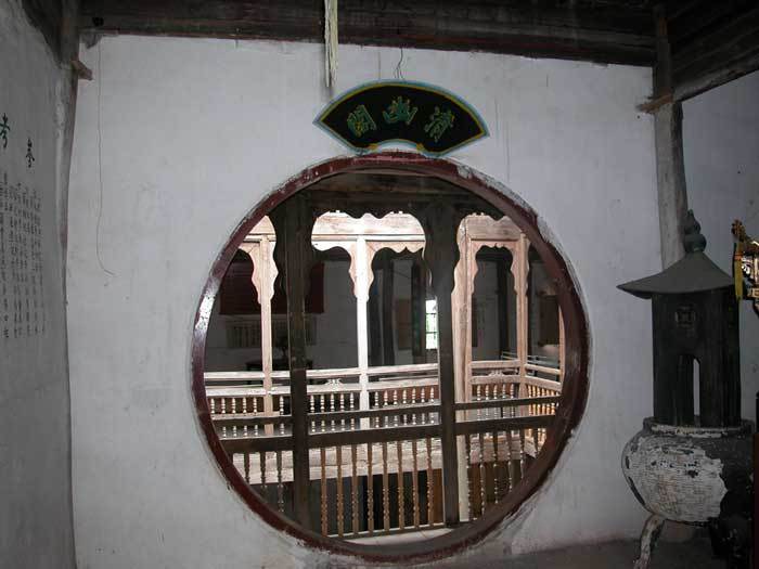 Looking to the room throug the arch gate Looking to the room throug the arch gate