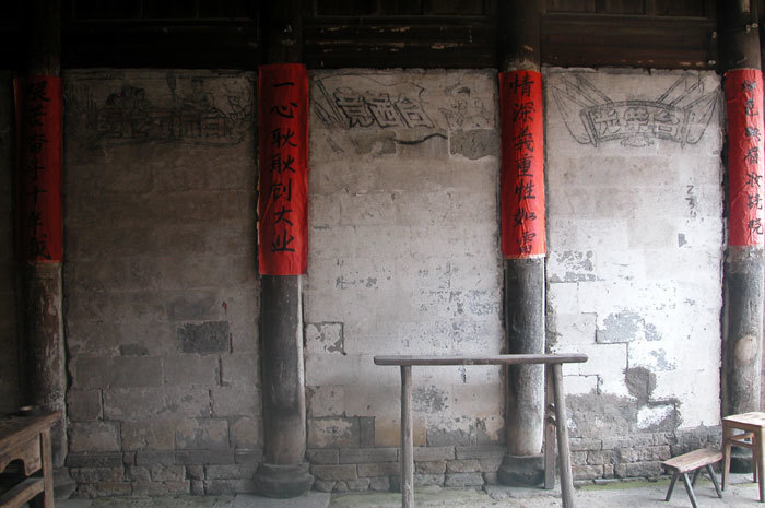 Altar with calligraphy-Calligraphy on columns of the right wall of the back hall.jpg