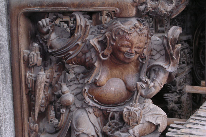 close-up of carving on bracket on side-wall (007470)