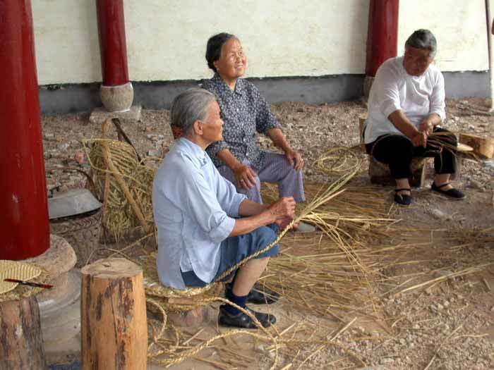 Old ladies volunteer to work on the renovation for the Temple of Lord Yang Old ladies volunteer to work on the renovation for the Temple of Lord Yang