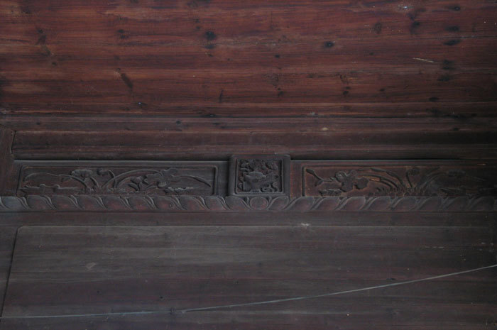 molding along the upper wall