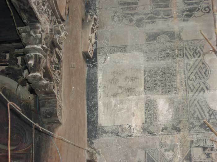 Painting on the left-hand side edge of the front gate-bamboos