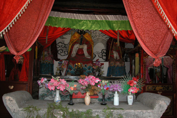 Center. Great Lord of White Mountain and his wives