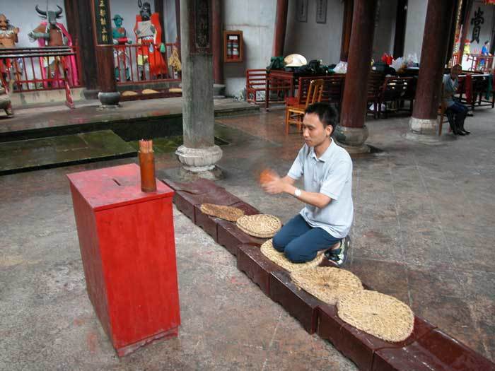Liu Guanglin praying for divination Liu Guanglin praying for divination